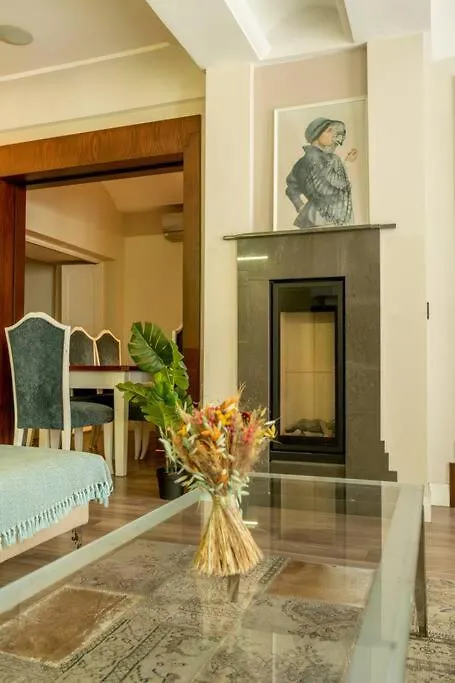 Spacious Apartment, 1-Min To Taksim Square Istanbul Apartment